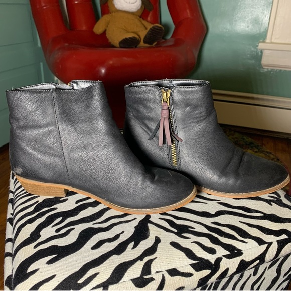 Tucker + Tate Black Pebbled Leather Booties with Tassel - Picture 2 of 4